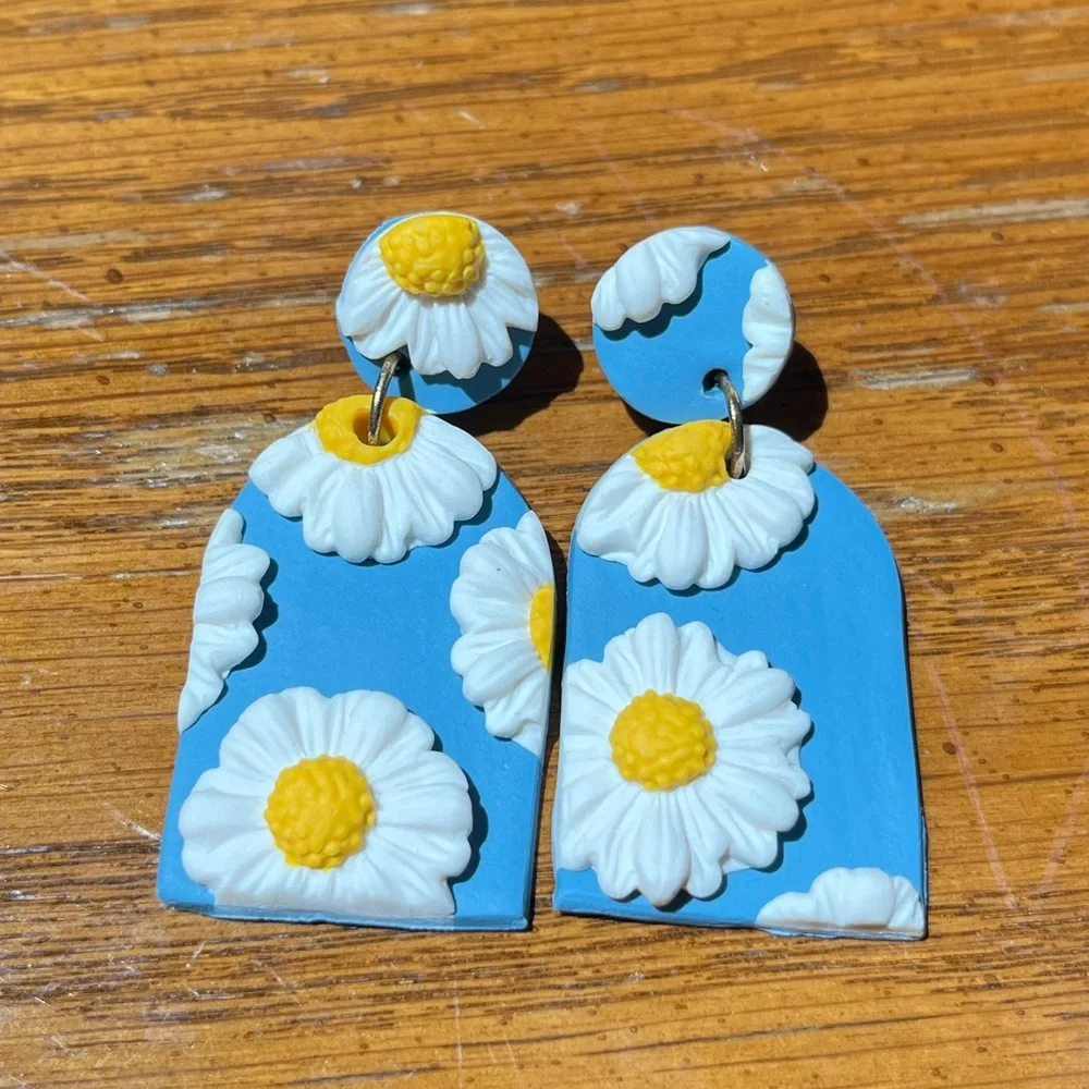 Clay daisy earrings - Picture 1 of 3